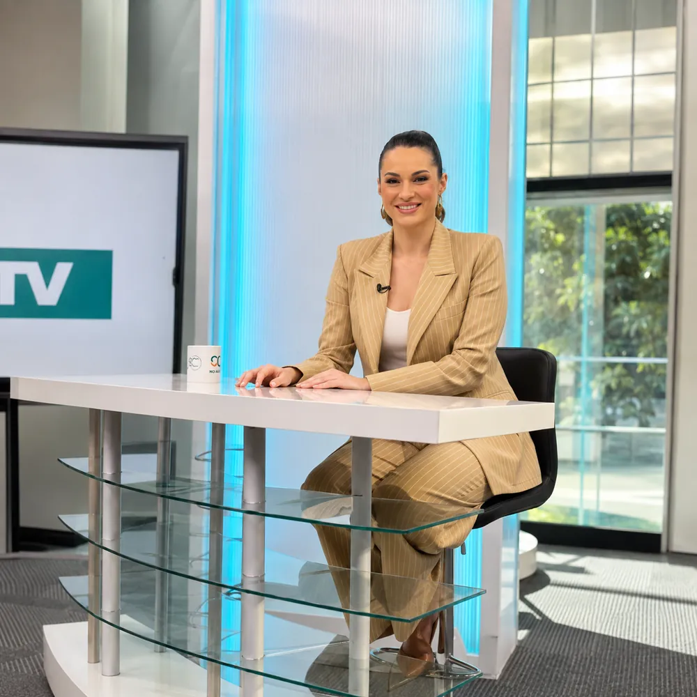 Dra. Daiana Scheid durante gravação em estúdio