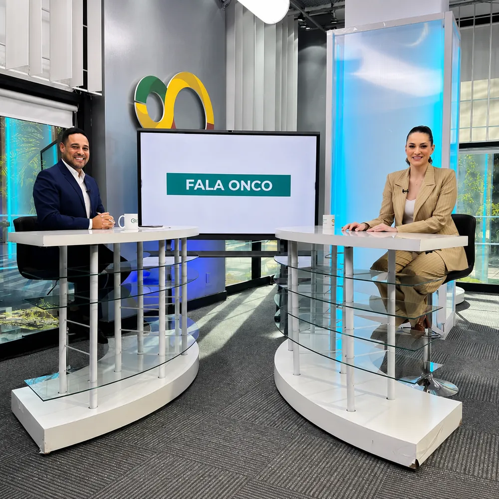 Dra. Daiana Scheid durante gravação de conteúdo em estúdio, ao lado de outro participante